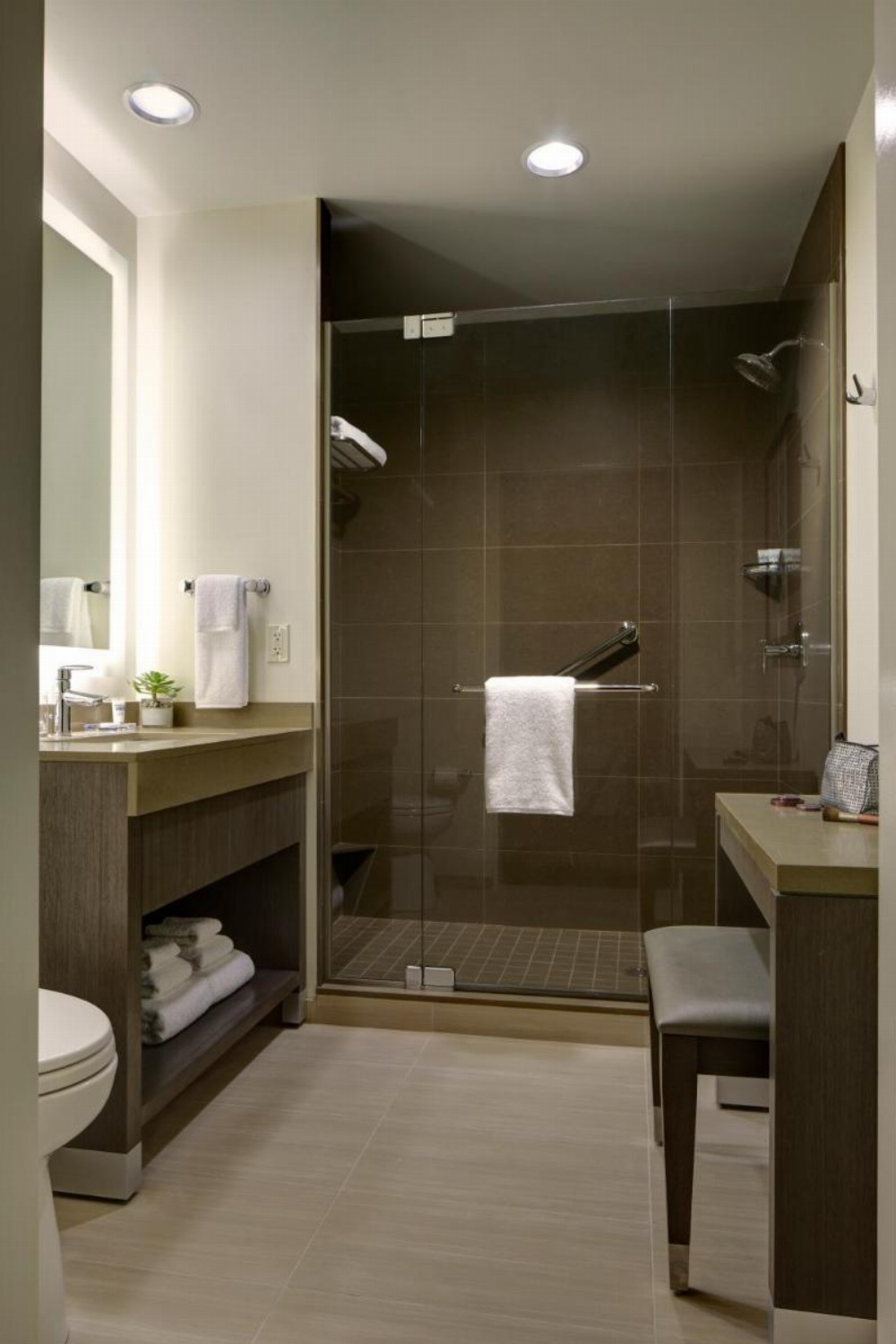 Den King Room with Roll-in Shower - Disability Access